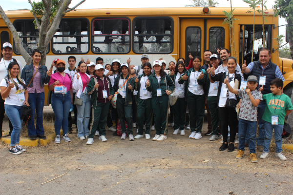 Estudiantes de Zapotiltic visitan el Zoológico y Selva Mágica.