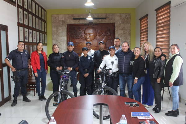 Entregan bono por el Día del Policía a elementos de Zapotiltic.