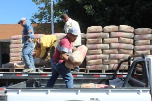 Entregan Cemento a más Familias Zapotiltenses