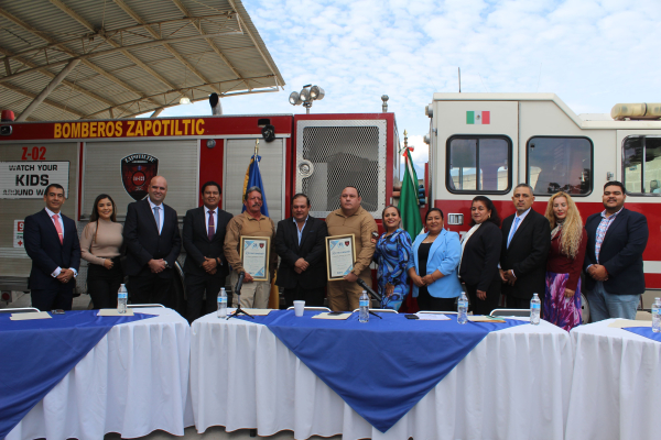 Reconocen 25 años de trayectoria de dos bomberos de Zapotiltic.