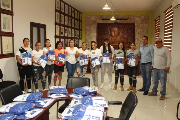 Entregan Uniformes a la “Selección Femenil” Zapotiltic