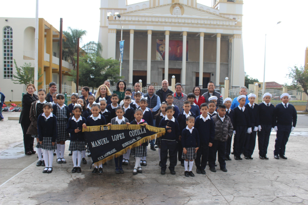 Autoridades y Estudiantes conmemoran el Día de la Armada de México.