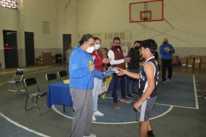 Entregan Uniformes al Equipo de Básquetbol “Escaramuzas”