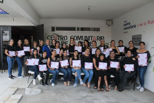 Clausura de los cursos “ automaquillaje, maquillaje profesional y alto peinado&quot; del IMMZ.