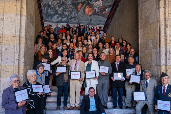 Gonzalo Crisóstomo Chacón recibe galardón del Adulto Mayor Distinguido 2023.