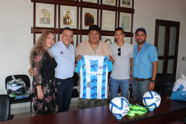 Entregan uniformes a la Selección Zapotiltic de la Copa Telmex