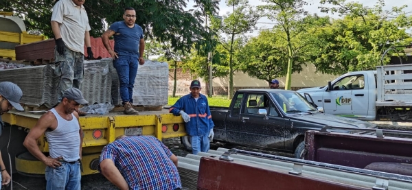 Entregan láminas a 36 familias de Zapotiltic