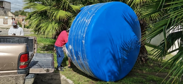 Familias zapotiltenses reciben más tinacos y cisternas