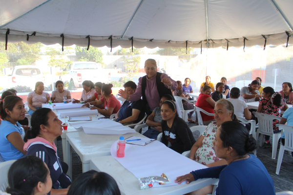 Llevan charla informativa a mujeres jornaleras del grupo “ Los Cerritos ”