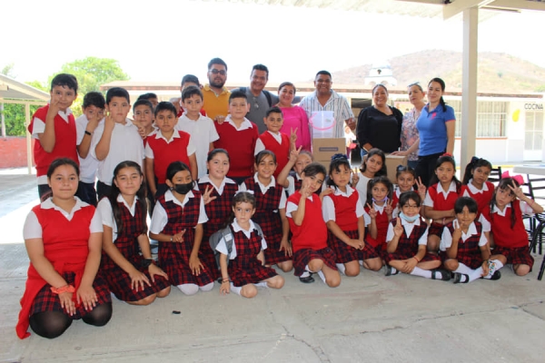 La Escuela “Emiliano Zapata” Recibe Equipamiento de Cocina MENUTRE